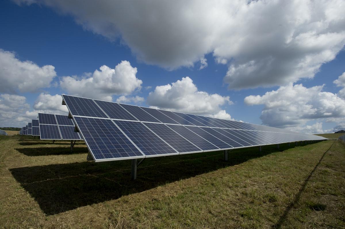 Placas solares instaladas em telhado, demonstração de landing page